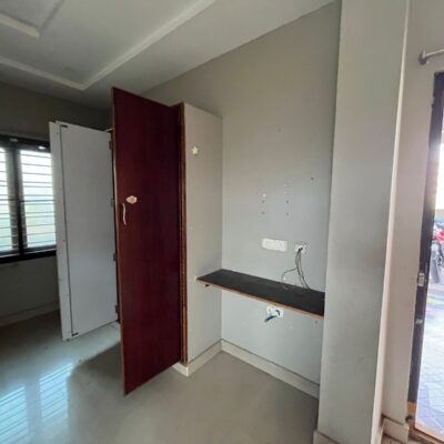Single Spacious Room for Rent in Kakinada – Prime Main Road Location