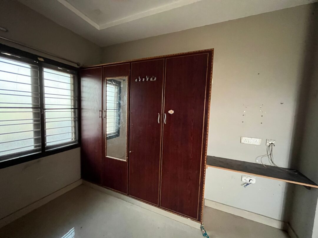 Single Spacious Room for Rent in Kakinada – Prime Main Road Location